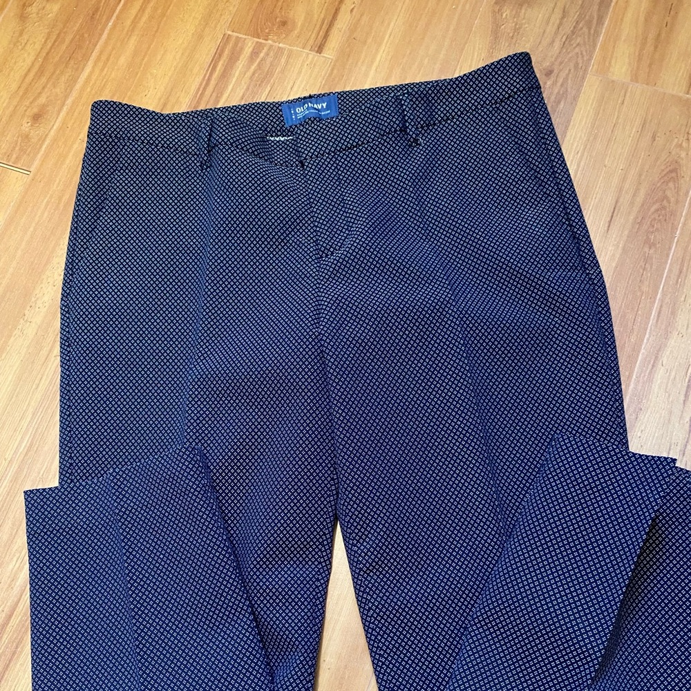 Navy blue & white ankle length mid rise women’s trousers, size 12. By Old Navy.